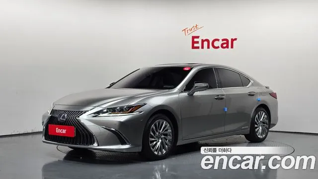 Lexus ES 2019 — photo 1