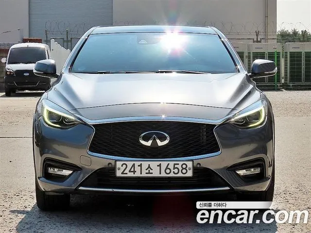 Infiniti Q30 2019 — photo 1