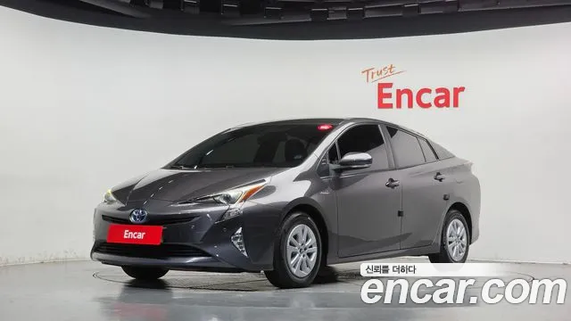 Toyota Prius 2018 — photo 1