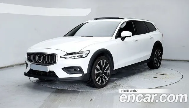 Volvo V60 2022 — photo 1