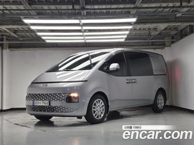 Hyundai Staria 2023 — photo 1