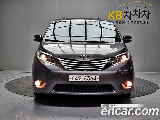 Toyota Sienna 2017 — photo 1