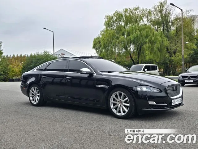 Jaguar XJ 2017 — photo 1