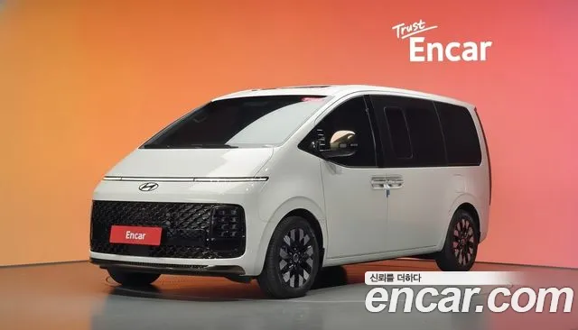 Hyundai Staria 2025 — photo 1