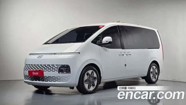 Hyundai Staria 2025 — photo 1