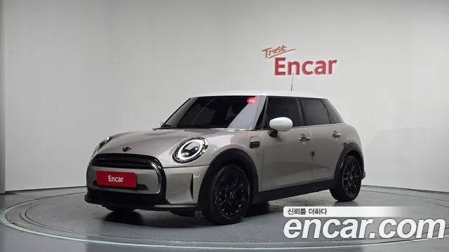 Mini Cooper 2024 — photo 1