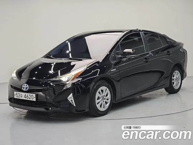 Toyota Prius 2017 — photo 1