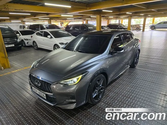 Infiniti Q30 2017 — photo 1