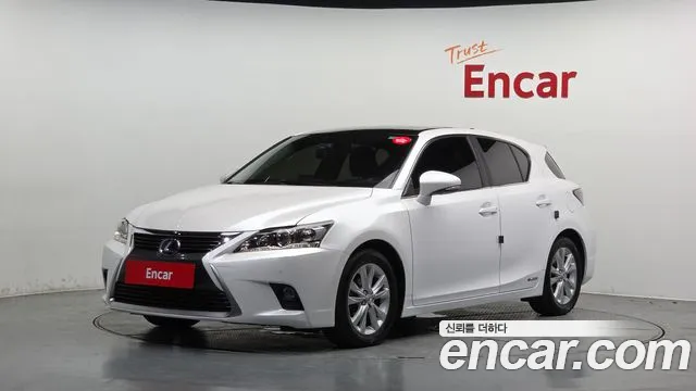 Lexus CT200h 2017 — photo 1