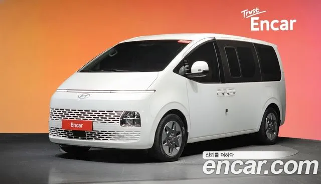 Hyundai Staria 2025 — photo 1