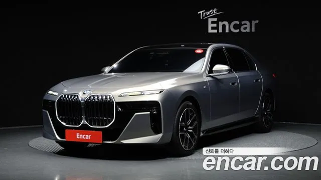 BMW 7-Series 2023 — photo 1