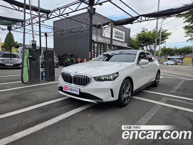 BMW 5-Series 2024 — photo 1