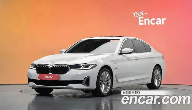 BMW 5-Series 2022 — photo 1