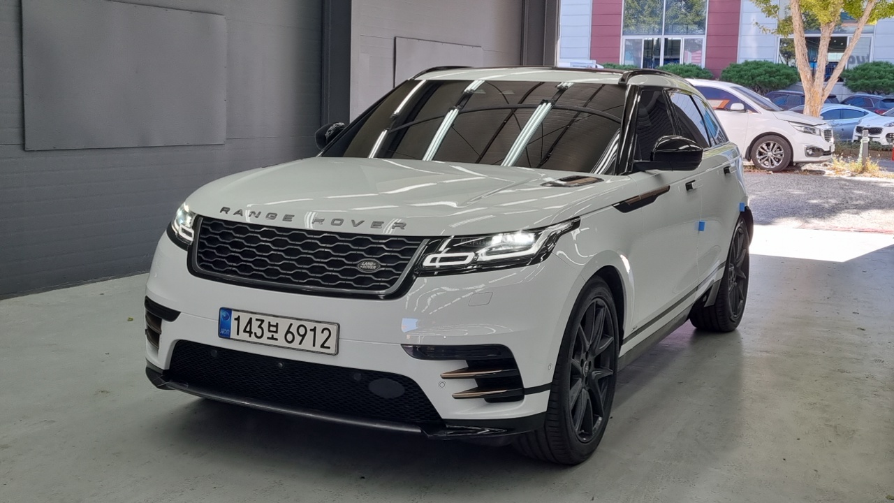 Land Rover Range Rover Velar 2021 — photo 1