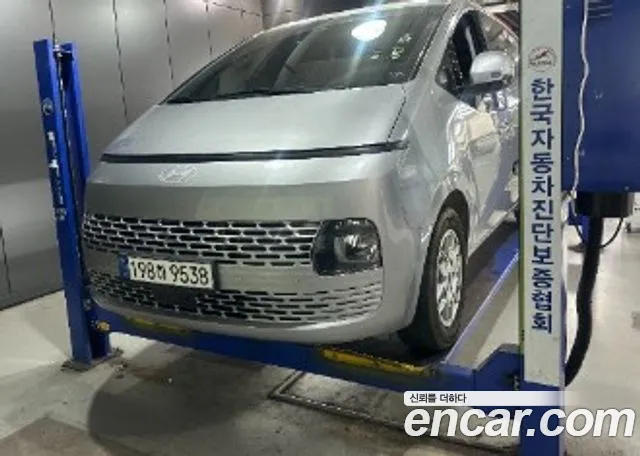 Hyundai Staria 2025 — photo 1