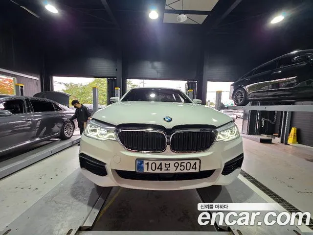 BMW 5-Series 2018 — photo 1