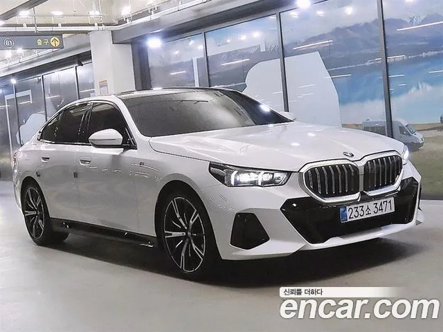 BMW 5-Series 2024 — photo 1
