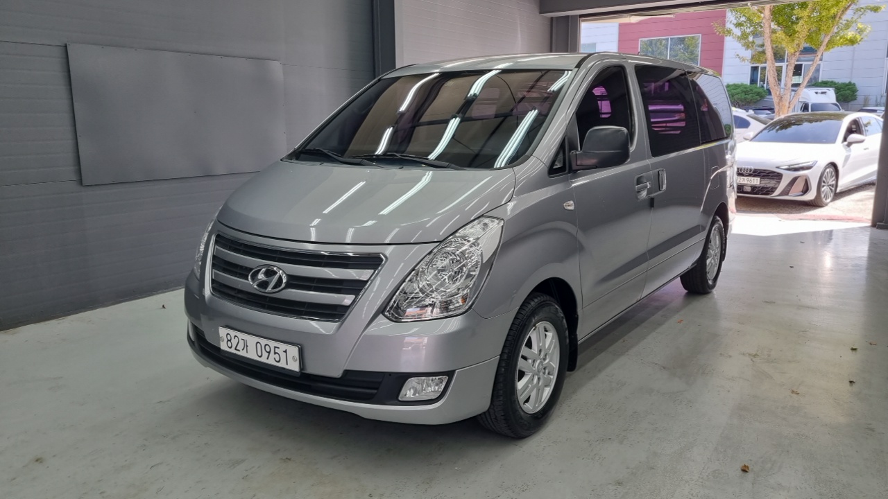 Hyundai Starex 2018 — photo 1