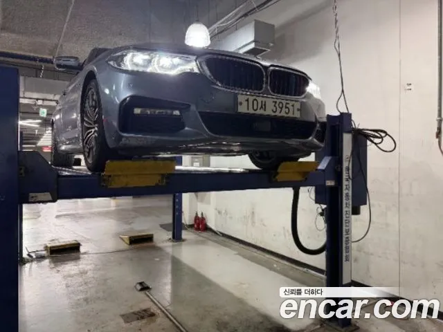 BMW 5-Series 2018 — photo 1