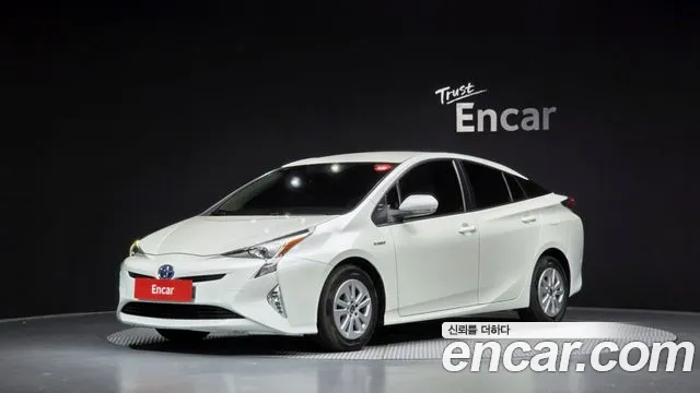 Toyota Prius 2017 — photo 1