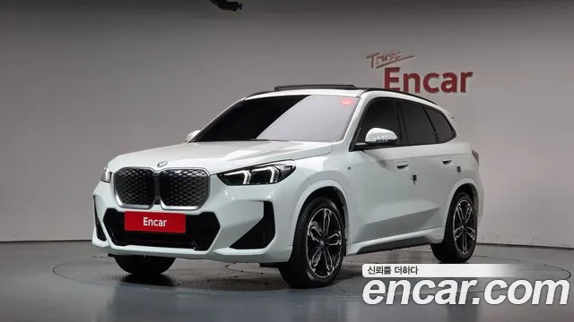 BMW iX1 2025 — photo 1