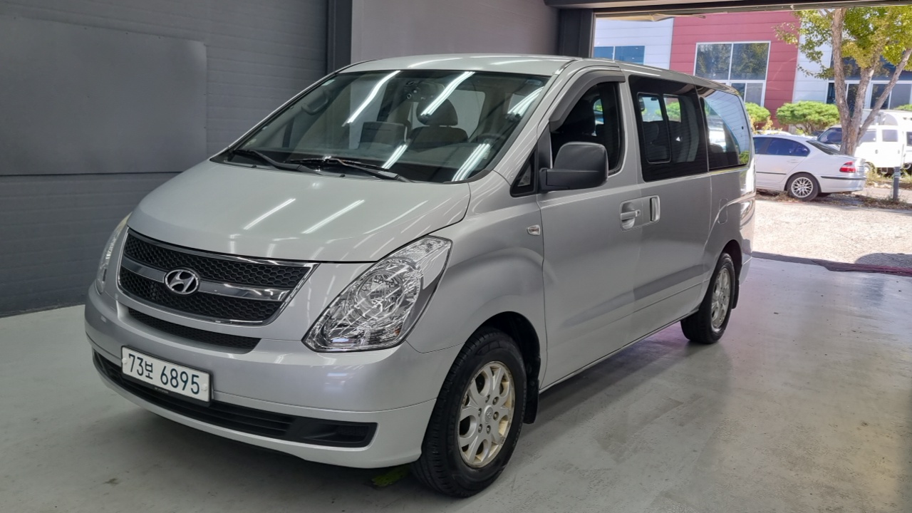 Hyundai Starex 2010 — photo 1