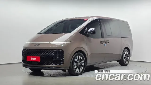 Hyundai Staria 2025 — photo 1