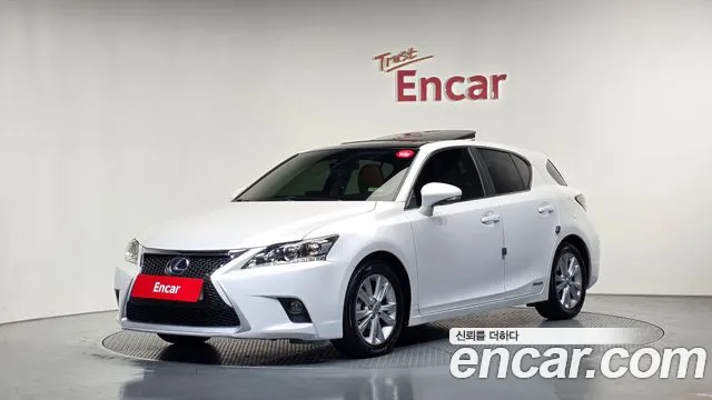 Lexus CT200h 2017 — photo 1