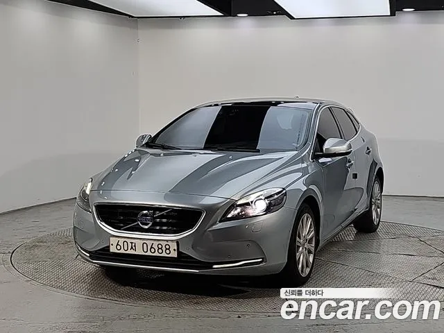 Volvo V40 2016 — photo 1