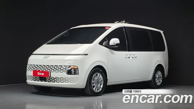 Hyundai Staria 2025 — photo 1