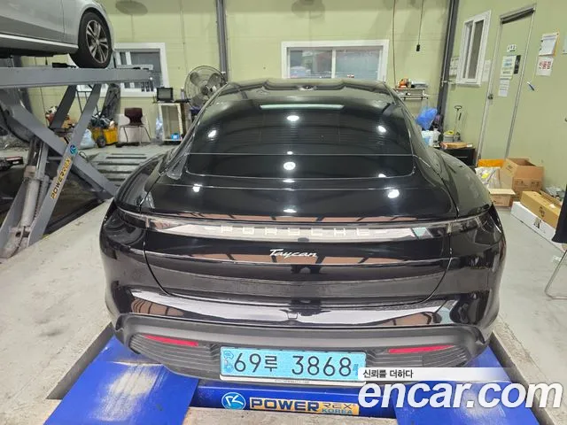 Porsche Taycan 2023 — photo 1
