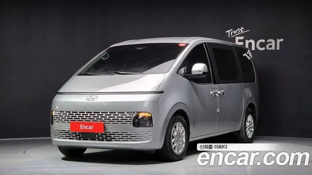 Hyundai Staria 2023 — photo 1