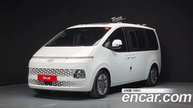 Hyundai Staria 2025 — photo 1