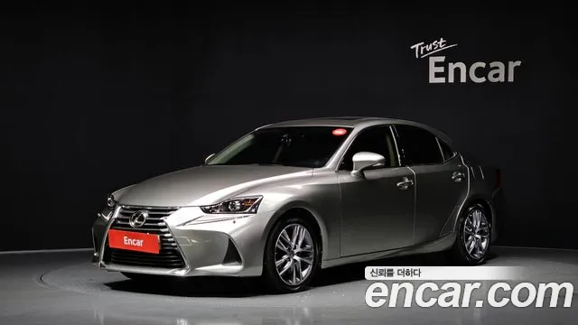 Lexus IS 2017 — photo 1