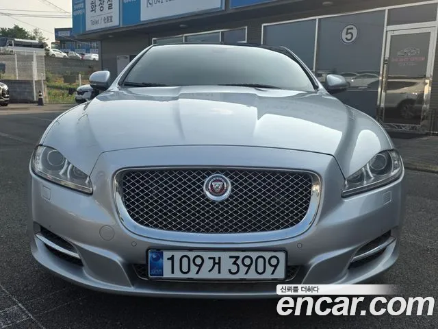 Jaguar XJ 2015 — photo 1