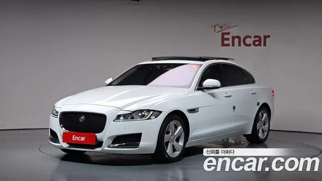 Jaguar XF 2017 — photo 1