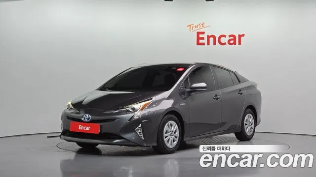Toyota Prius 2017 — photo 1