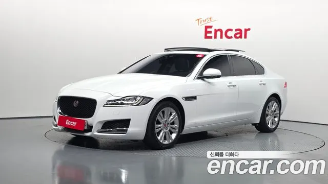 Jaguar XF 2018 — photo 1