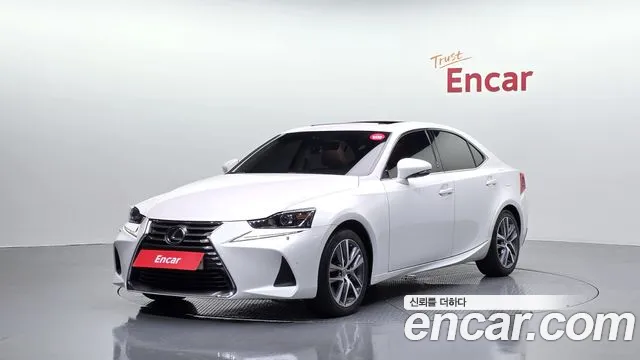 Lexus IS 2017 — photo 1