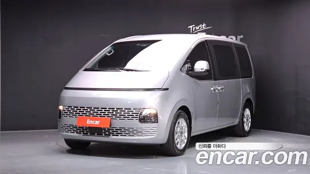 Hyundai Staria 2025 — photo 1