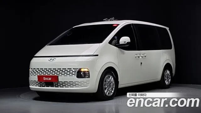 Hyundai Staria 2025 — photo 1