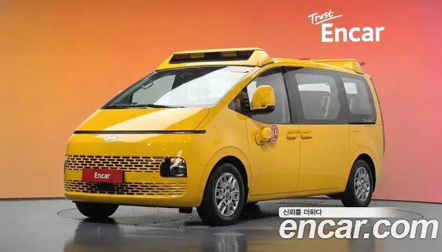 Hyundai Staria 2025 — photo 1