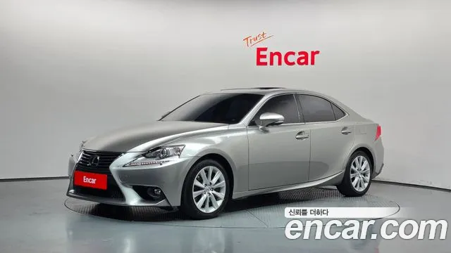 Lexus IS 2016 — photo 1