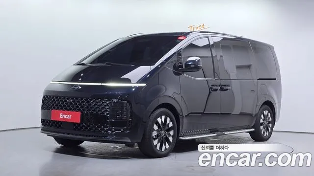 Hyundai Staria 2025 — photo 1
