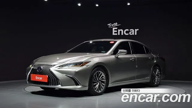 Lexus ES 2019 — photo 1