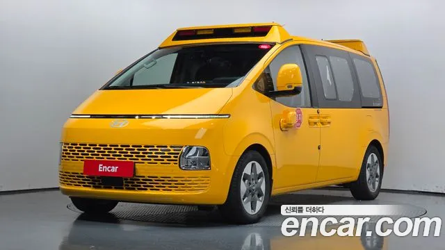 Hyundai Staria 2025 — photo 1