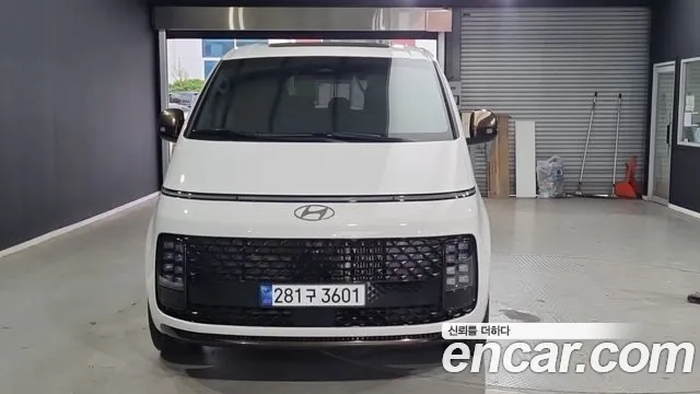 Hyundai Staria 2025 — photo 1