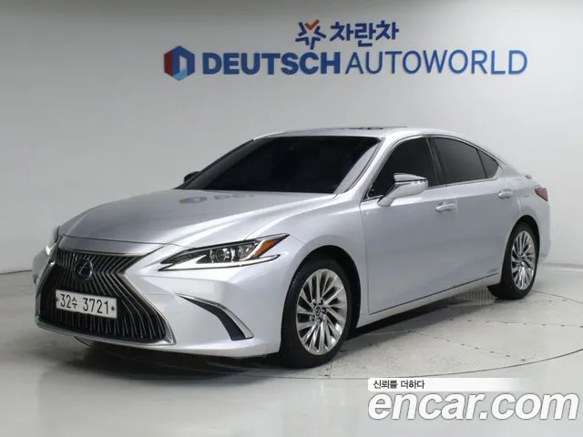 Lexus ES 2019 — photo 1