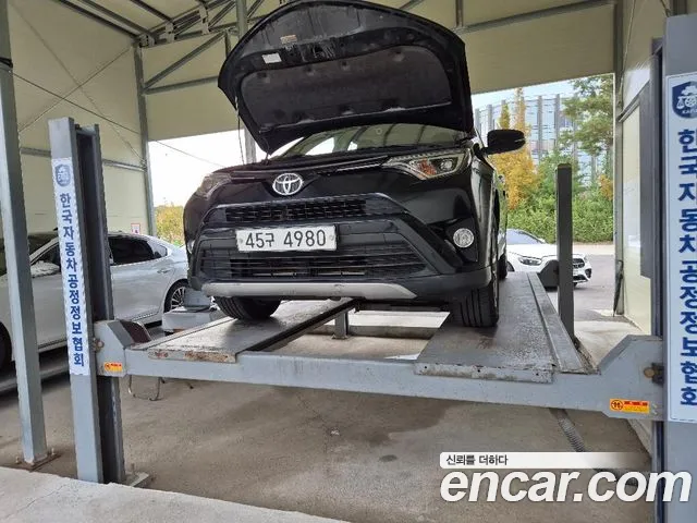 Toyota RAV4 2018 — photo 1