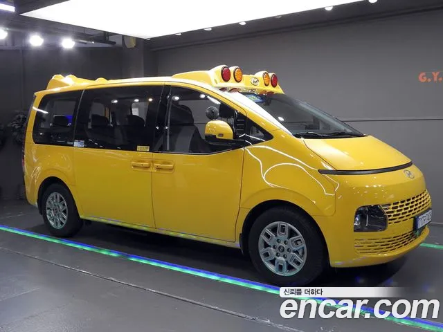 Hyundai Staria 2025 — photo 1
